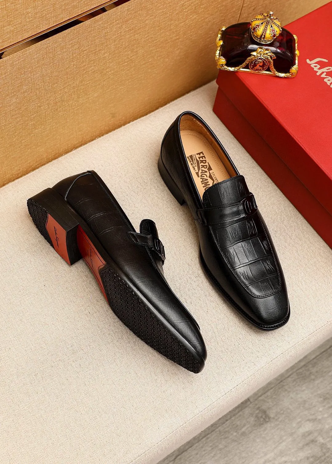 Men's shoes💰480💰 Product trademark: Ferragamo "Ferragamo" casual leather shoes Regular size: 38-44 (custom-made for 45🉑️) Product materials: Selected imported first-layer calfskin upper + original hardware buckle, imported water-dyed cowhide leather lining. Strong three-dimensional visual effect, combined outsole Color: 1⃣️color optional